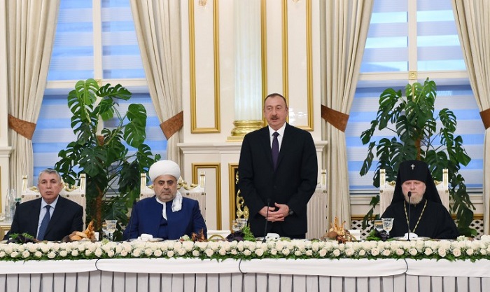 Le président Ilham Aliyev a assisté au dîner d`iftar offert à l`occasion du mois de Ramadan - PHOTOS